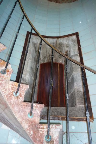 Le phare. Fenêtre de la tour : encadrement en granit séparé du revêtement en carreaux d'opaline par une baguette en bois.