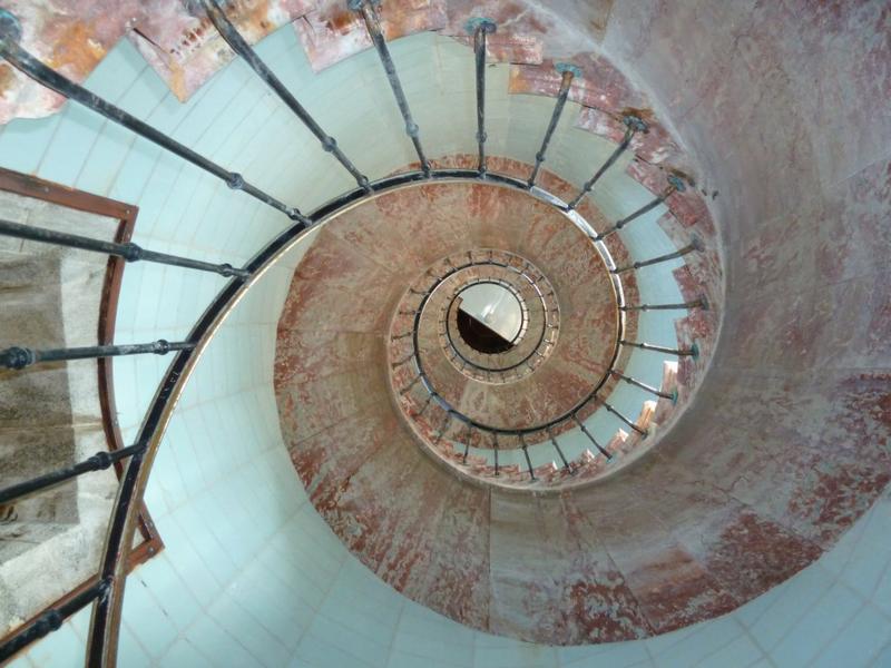 Le phare. Escalier. Revêtement en opaline.