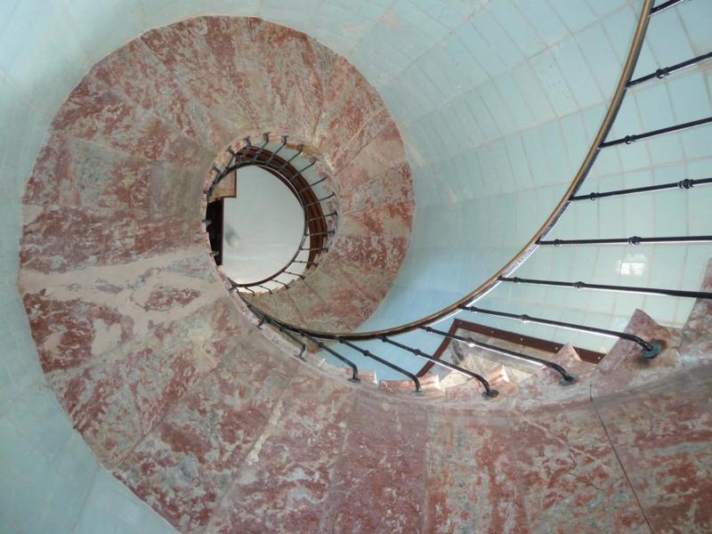 Le phare. Escalier. Revêtement en opaline.