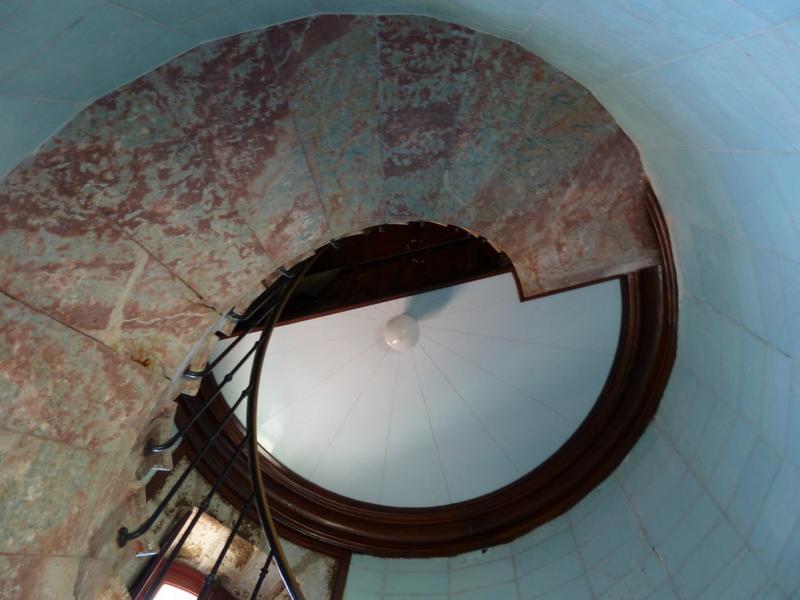 Le phare. Escalier. A l'origine, le plafond de l'escalier était recouvert, comme les murs, de plaques d'opaline. Elles ont été remplacées par du stratifié, la corniche en menuiserie établie à la jonction du revêtement vertical et du plafond, a été conservée.