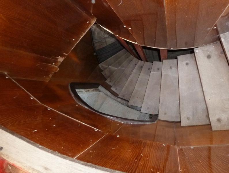 Le phare. La chambre de veille : escalier d'accès à la chambre de l'appareil.