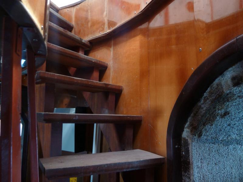 Le phare. La chambre de veille : escalier montant à la chambre de l'appareil.