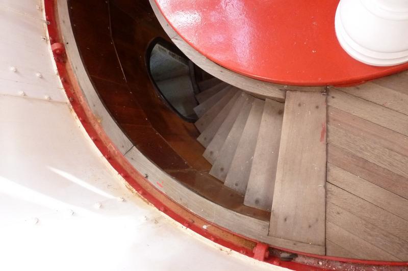 Le phare. La chambre de veille : escalier montant à la chambre de l'appareil.