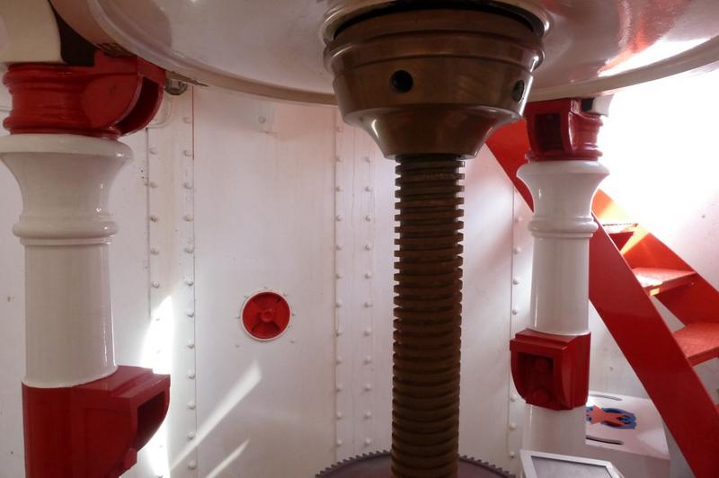 Le phare. La chambre de l'appareil : vue intérieure de la base de la lanterne (chambre basse de la machinerie) : partie basse circulaire, métallique avec des évents.