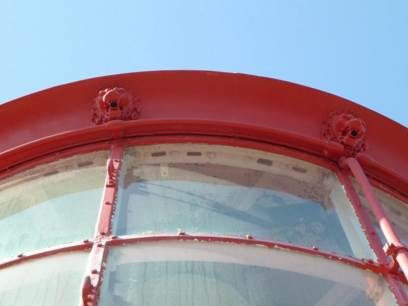 Le phare. La lanterne, détail des gueules de lion.