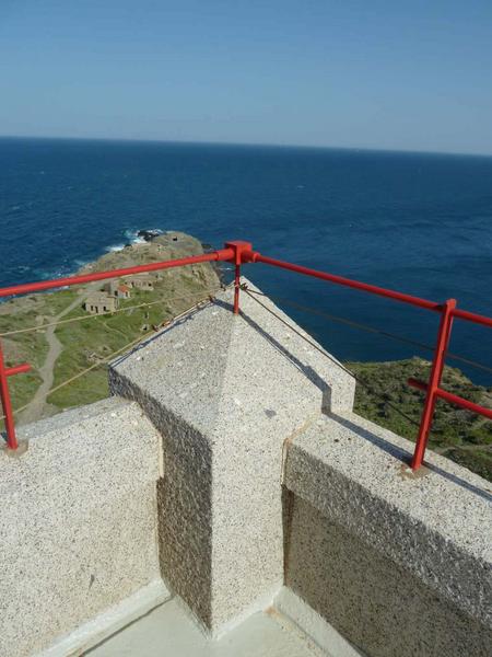 Le phare. La lanterne : galerie extérieure, on voit à la pointe du Cap Béar Béar les blokhaus allemands de la 2e Guerre mondiale.