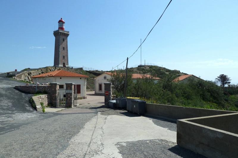 Entrée vers les logements et mur de clôture.