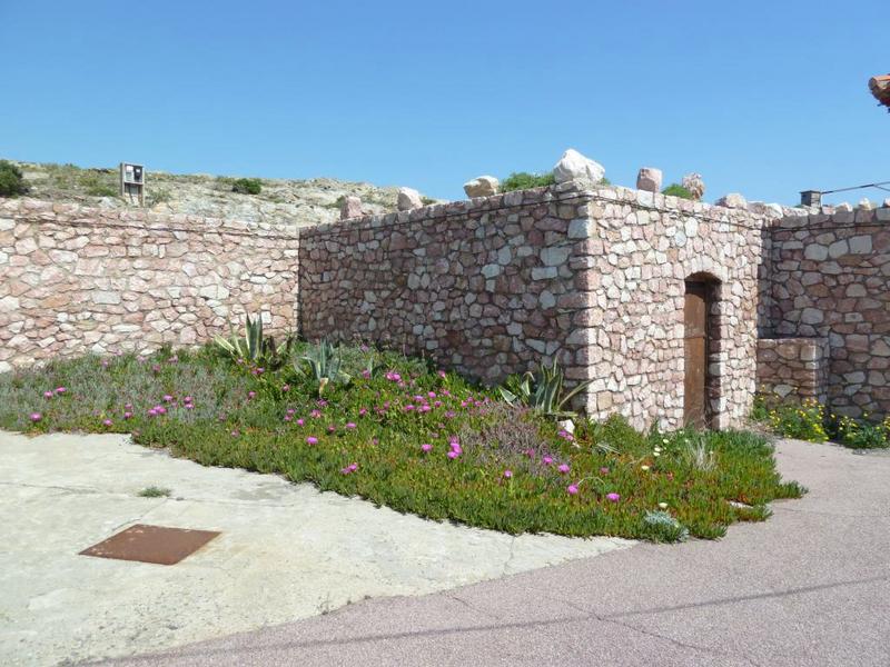 Mur de clôture, près de l'entrée.