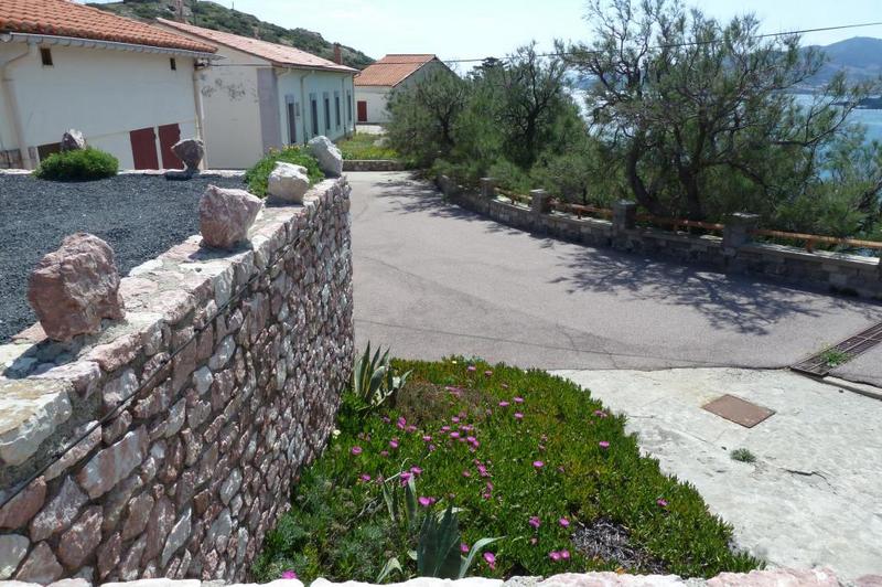 Mur de clôture, près de l'entrée.