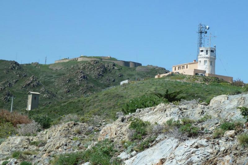 Sémaphore du Cap Béar vu depuis la plateforme inférieure du phare.