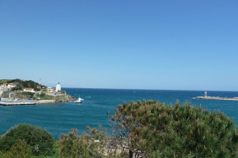 Vue de l'entrée du port de Port-Vendres, avec ses feux : celui du fort fanal à gauche et le feu métallique du môle à droite.