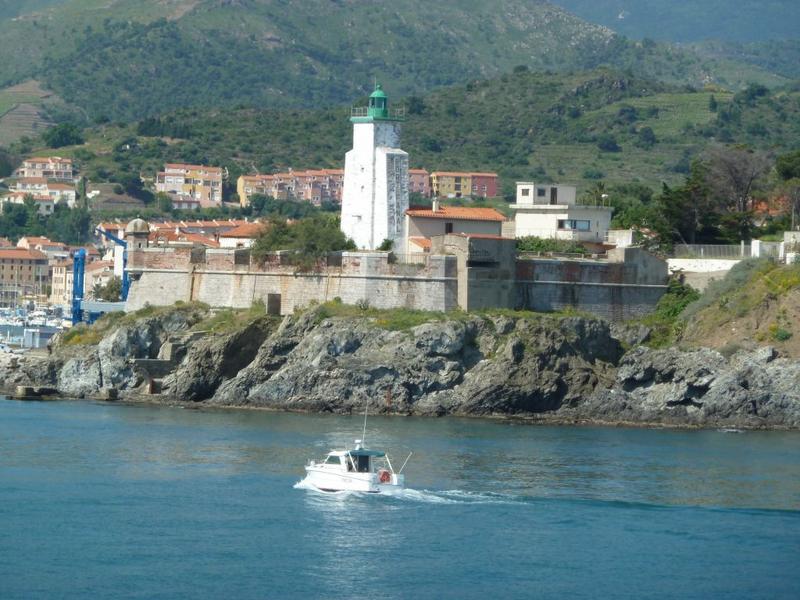 La redoute et le phare dit fanal au centre de la redoute Vauban, vue depuis le feu métallique du môle.