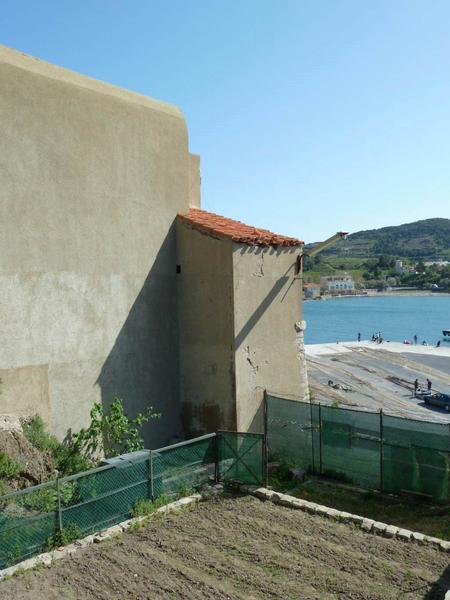 La redoute : angle sud-ouest de la fortification.