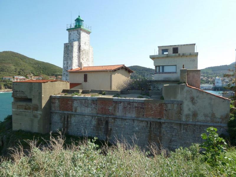 La redoute : façade nord. Le bâtiment haut à droite est une construction des Allemands pendant la 2e Guerre mondiale.