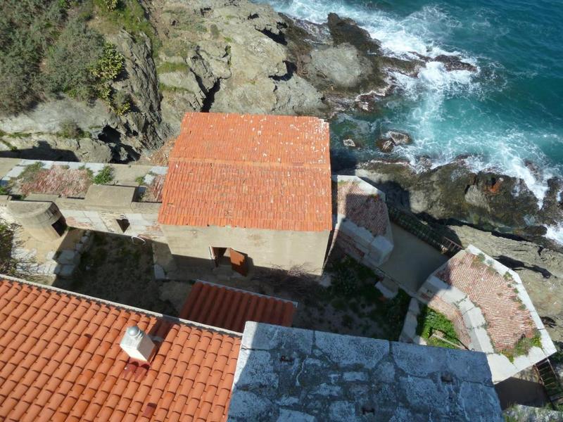 La redoute : vue des bâtiments adossés à la muraille nord.