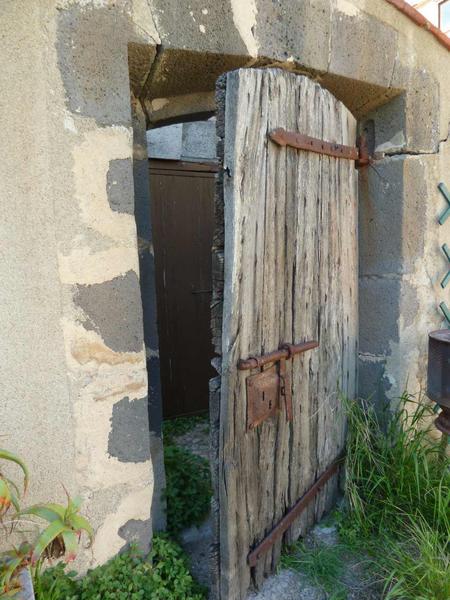 La redoute : la poudrière, porte de la paroi extérieure.