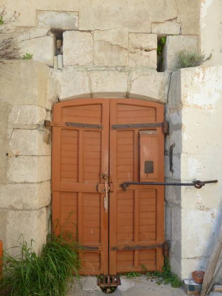 La redoute : la porte d'entrée du fort, face intérieure.