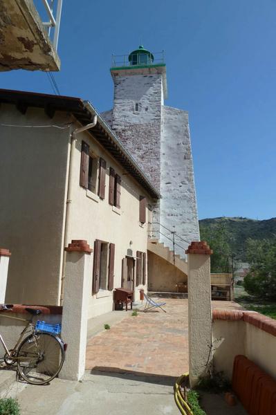 Le fanal : le logement du gardien de phare et le phare.