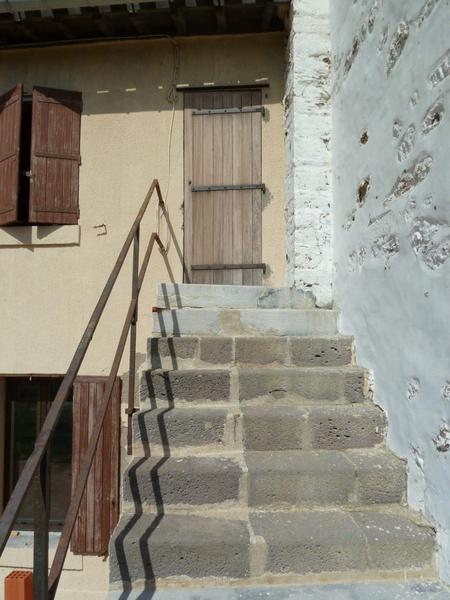 Le fanal : l'escalier d'accès à la tour du fanal, contre le logement du gardien, ancienne caserne surélevée d'un étage en 1855.