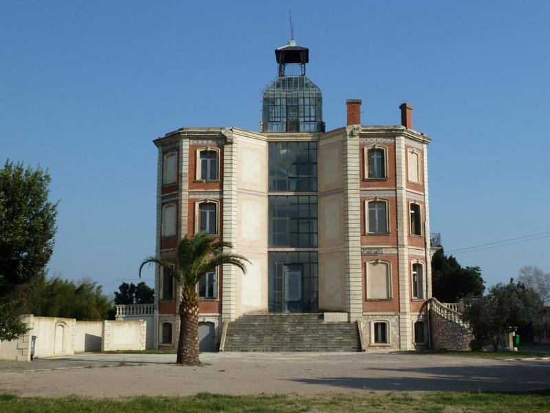 Façade ouest. Une aile disparue a été remplacée en 1997 par une verrière montant de fond jusqu'au belvédère.