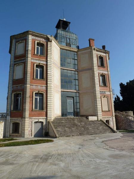 Façade ouest, vue depuis l'angle nord-ouest. Le grand degré a été construit en 1997.