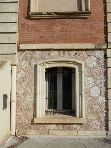 Façade sud. Soubassement en moellon de marbre de Villefranche.