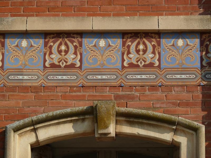 Façade ouest. Fenêtre du 1er étage. Carreaux de céramique.