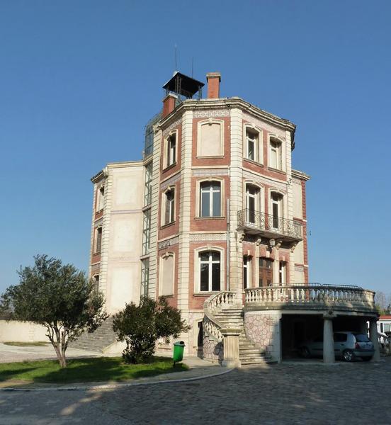 Façade sud avec le grand perron circulaire, sur lequel sont prises beaucoup de photos de la Maternité.