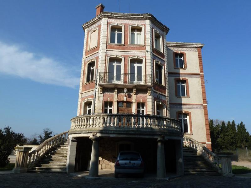 Façade sud avec le grand perron circulaire, sur lequel sont prises beaucoup de photos de la Maternité.