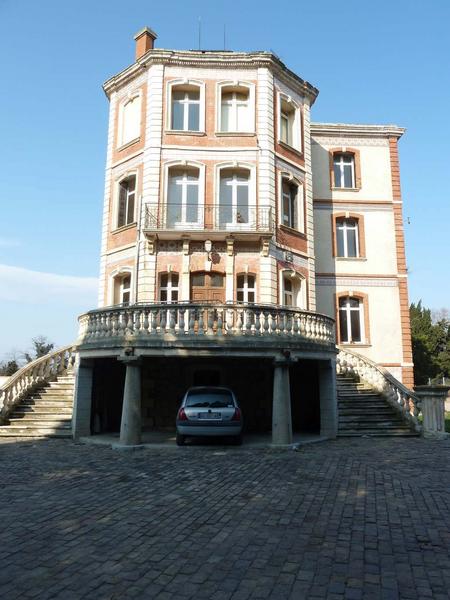 Façade sud avec le grand perron circulaire, sur lequel sont prises beaucoup de photos de la Maternité.