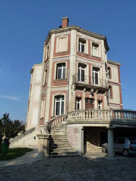 Façade sud depuis le sud-ouest.