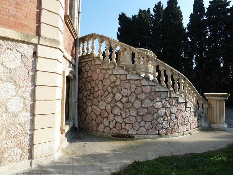 Façade sud : perron et soubassement en moellons rocaillés de Villefranche.