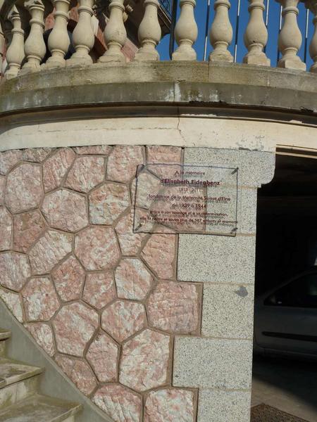 Façade sud : perron et soubassement en moellons rocaillés de Villefranche. Plaque commémorant l'action d'Elisabeth Eidenbenz.