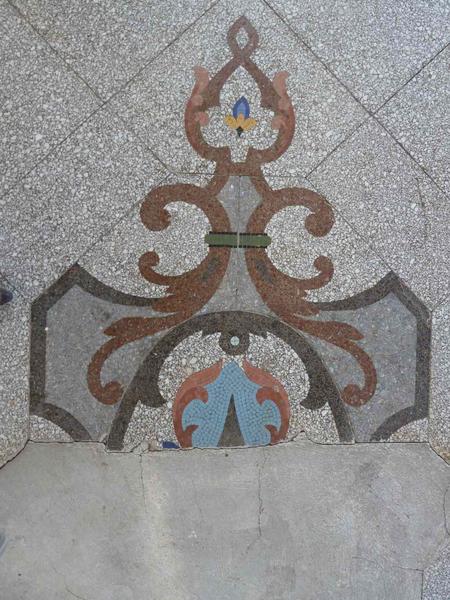 Rez-de-chaussée : vestibule, sol en carreaux de ciment, motif central.