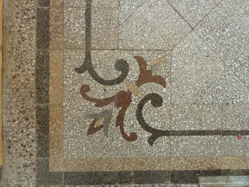 Rez-de-chaussée : vestibule, sol en carreaux de ciment, motif d'angle.