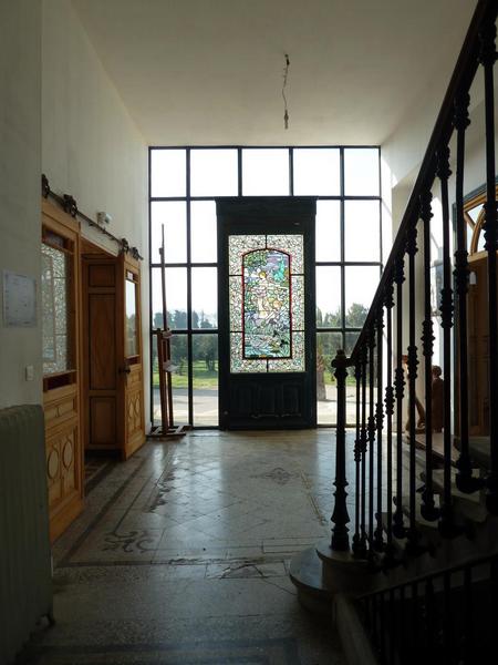 Rez-de-chaussée : vestibule vers l'ouest. Le vitrail a été installé dans la verrière par François Charpentier qui a restauré le château en 1997.