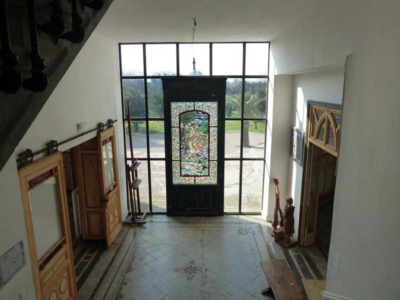 Rez-de-chaussée : vestibule vers l'ouest. Le vitrail a été installé dans la verrière par François Charpentier qui a restauré le château en 1997.