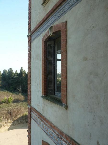 1er étage : vue depuis une fenêtre sur une autre aile du château.