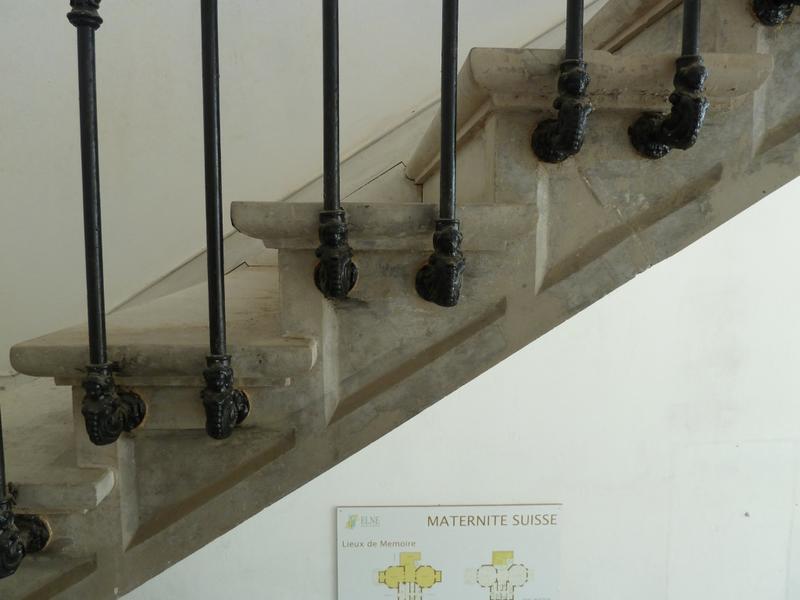 Escalier en marbre gris et rampe à crémaillère.