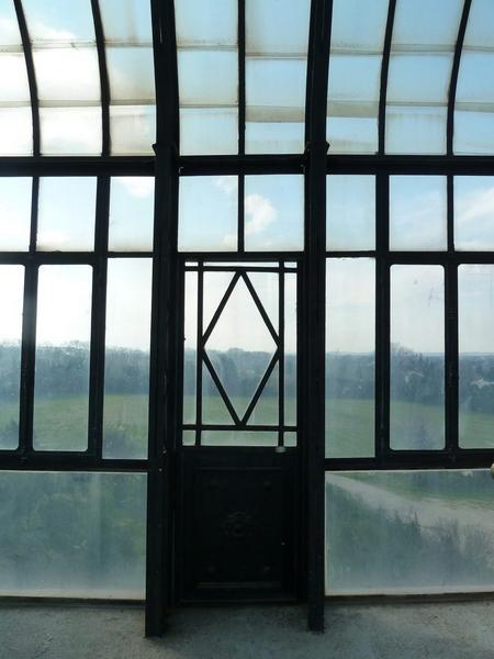 Belvédère en verre et fer, porte d'accès à la terrasse qui couvrait autrefois l'aile ouest.