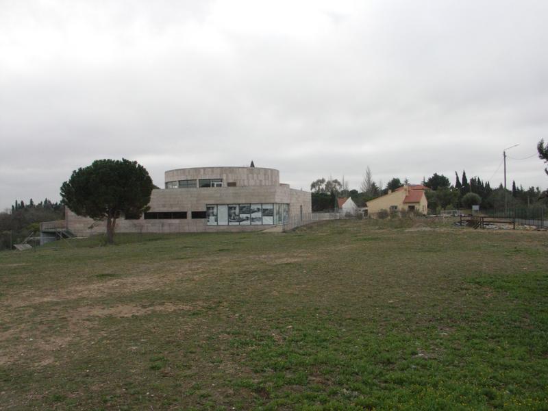 Vue du musée archéologique de site, construit 2007 par François Fontès et J.-M. Wilmotte.