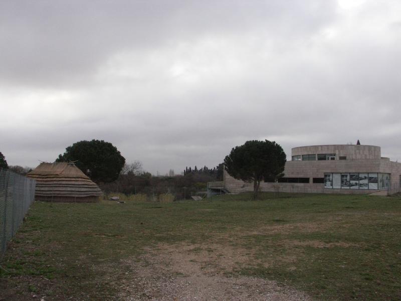 Vue du musée de site et d'une habitation protohistorique reconstituée (cabane).