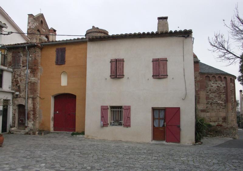 Place de la chapelle. Côté sud de la chapelle. Le portail sud se trouve dans le renfoncement ocre.