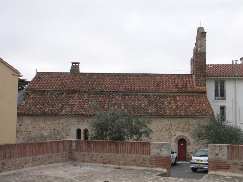 Le côté nord de la chapelle, depuis le parvis de la tour.