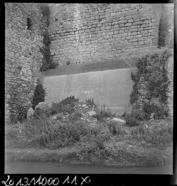 Réparation au pied du mur du château.