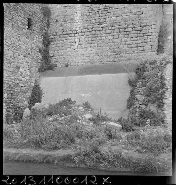 Réparation au pied du mur du château.