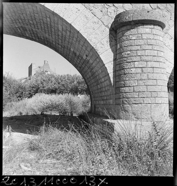 Vue générale depuis les arches du pont.