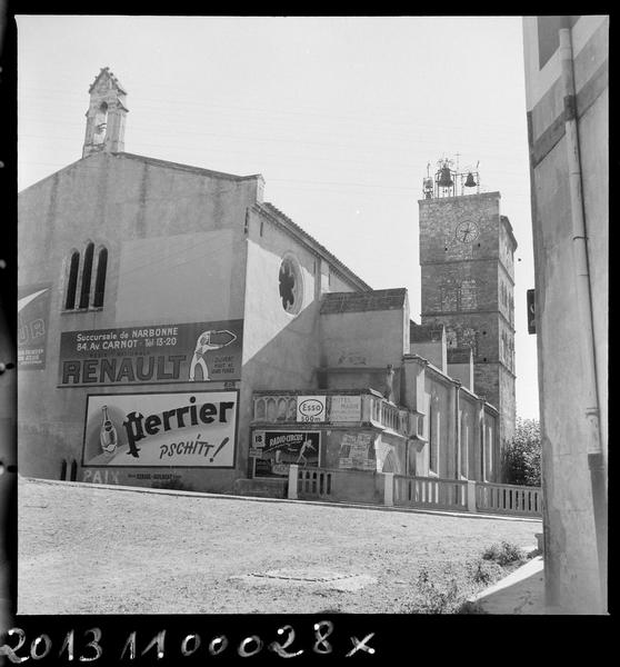 Vue d'ensemble d'ouest en est ; affichages en infraction sur le monument.