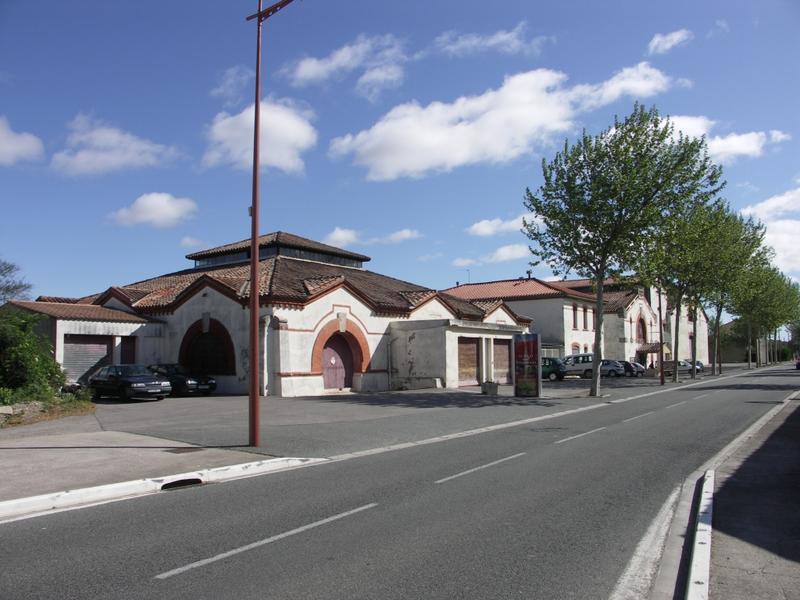 Vue d'ensemble des bâtiments : la cave de vinification, le batiment administratif, le chai de conservation et les adjondtions.