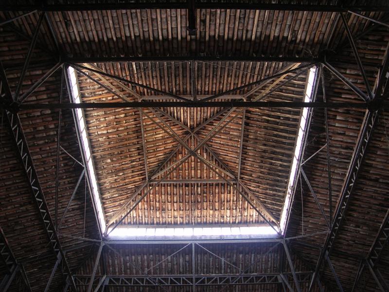 Cave de vinification de 1909. Charpente métallique en appui sur le sommet des cuves et lanterneau.